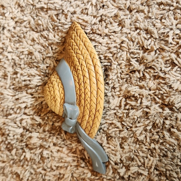 Vintage 1987 Burwood hard plastic “straw bonnets” wall hangings - set of three - Picture 2 of 8